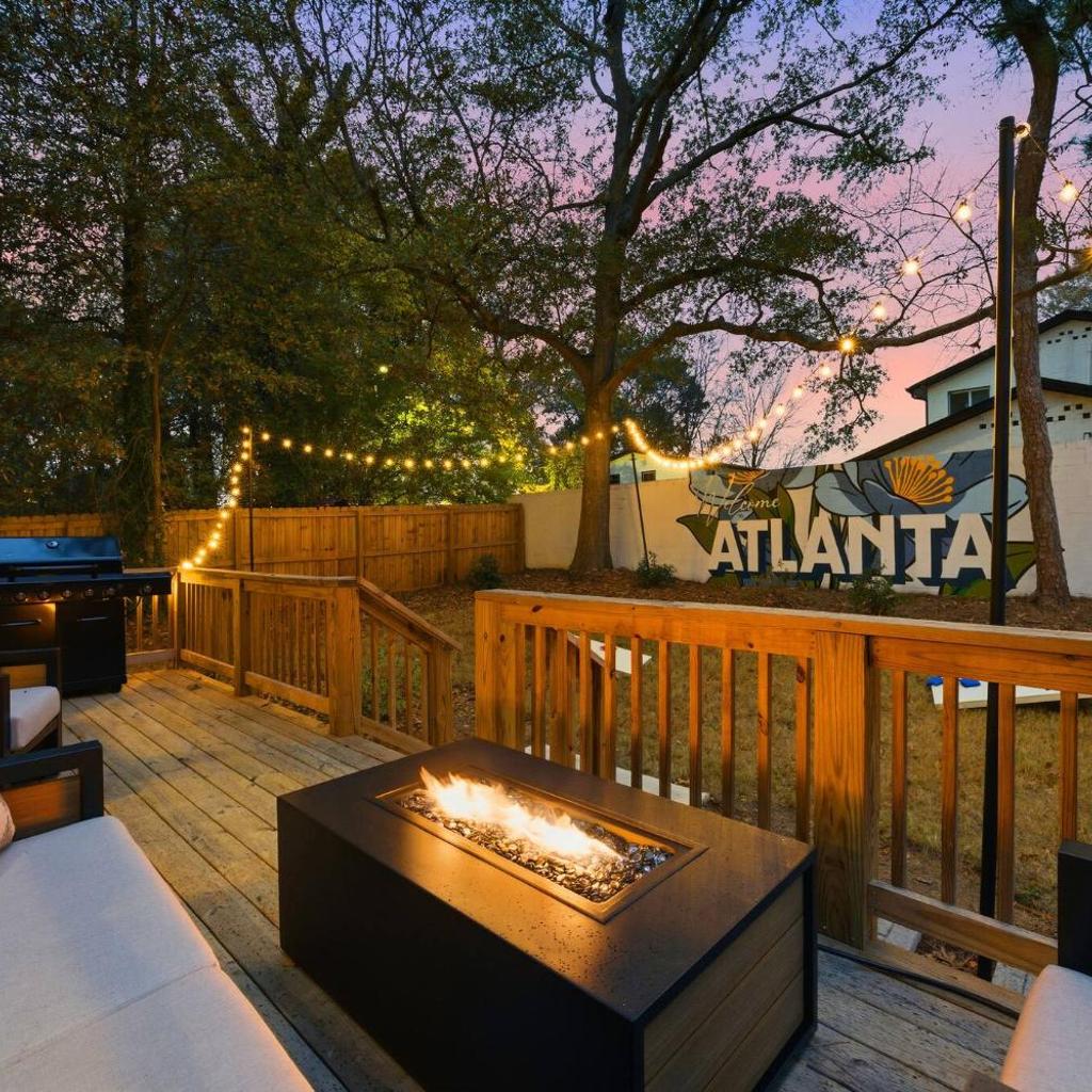 Photograph of Sleeps 16, Hot Tub, Fire Pit, Walk 2 Beltline/DT