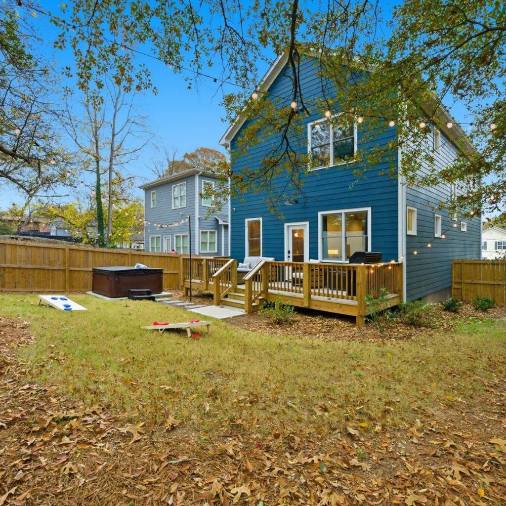 Photograph of Sleeps 16, Hot Tub, Fire Pit, Walk 2 Beltline/DT