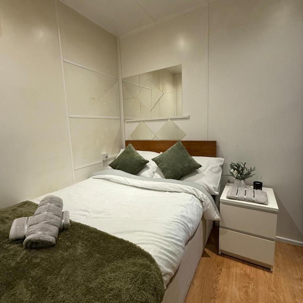 Photograph of Stylish 1BR Workspace Parking central London