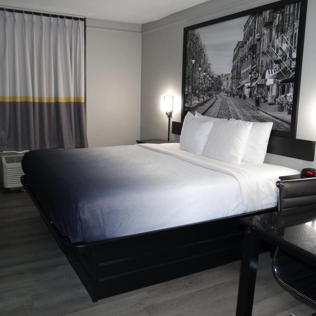 Photograph of Super 8 by Wyndham Savannah