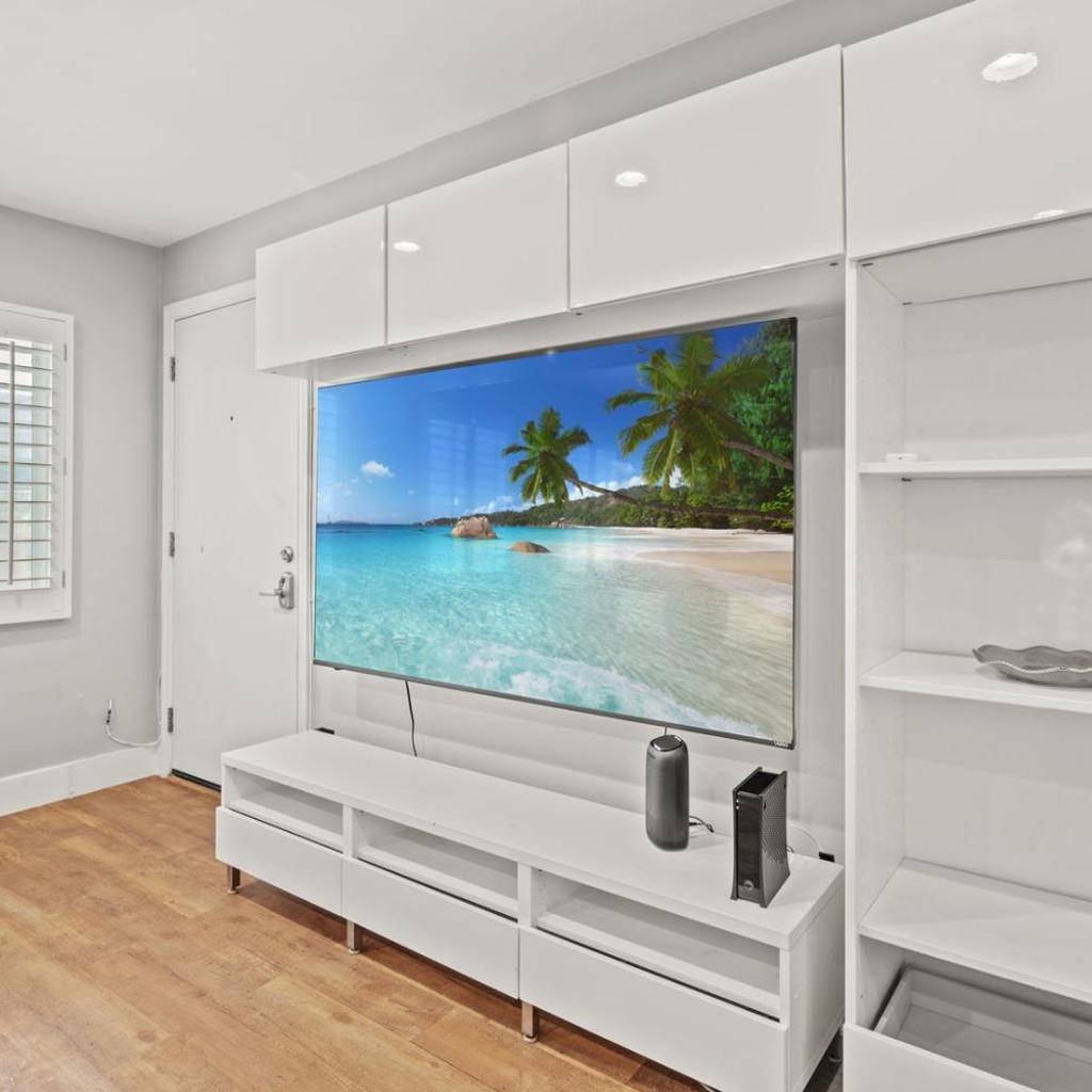 Photograph of Walk to Venice Beach • Workspace • In-Unit Laundry