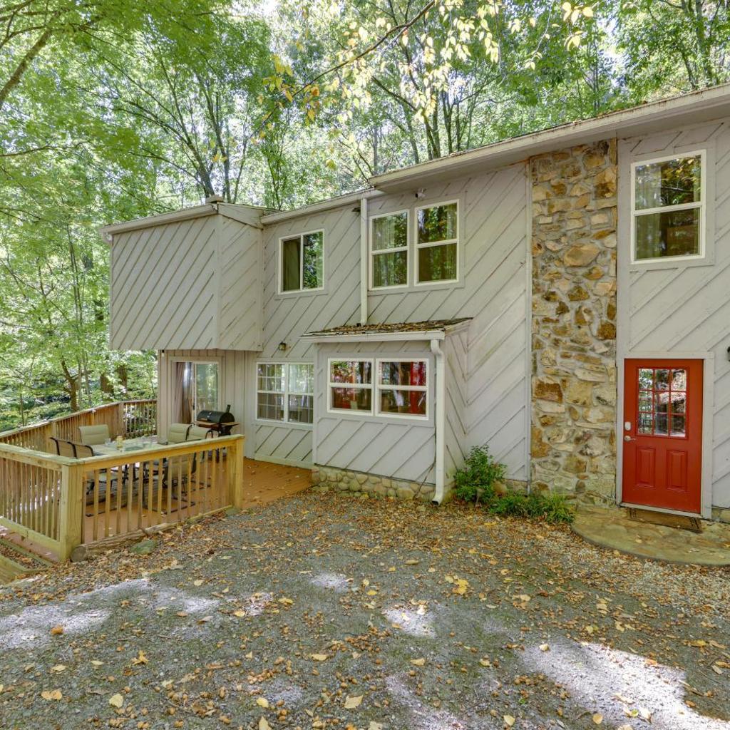 Photograph of Cobbly Nob Golf Retreat: Hot Tub, Arcade Game Room