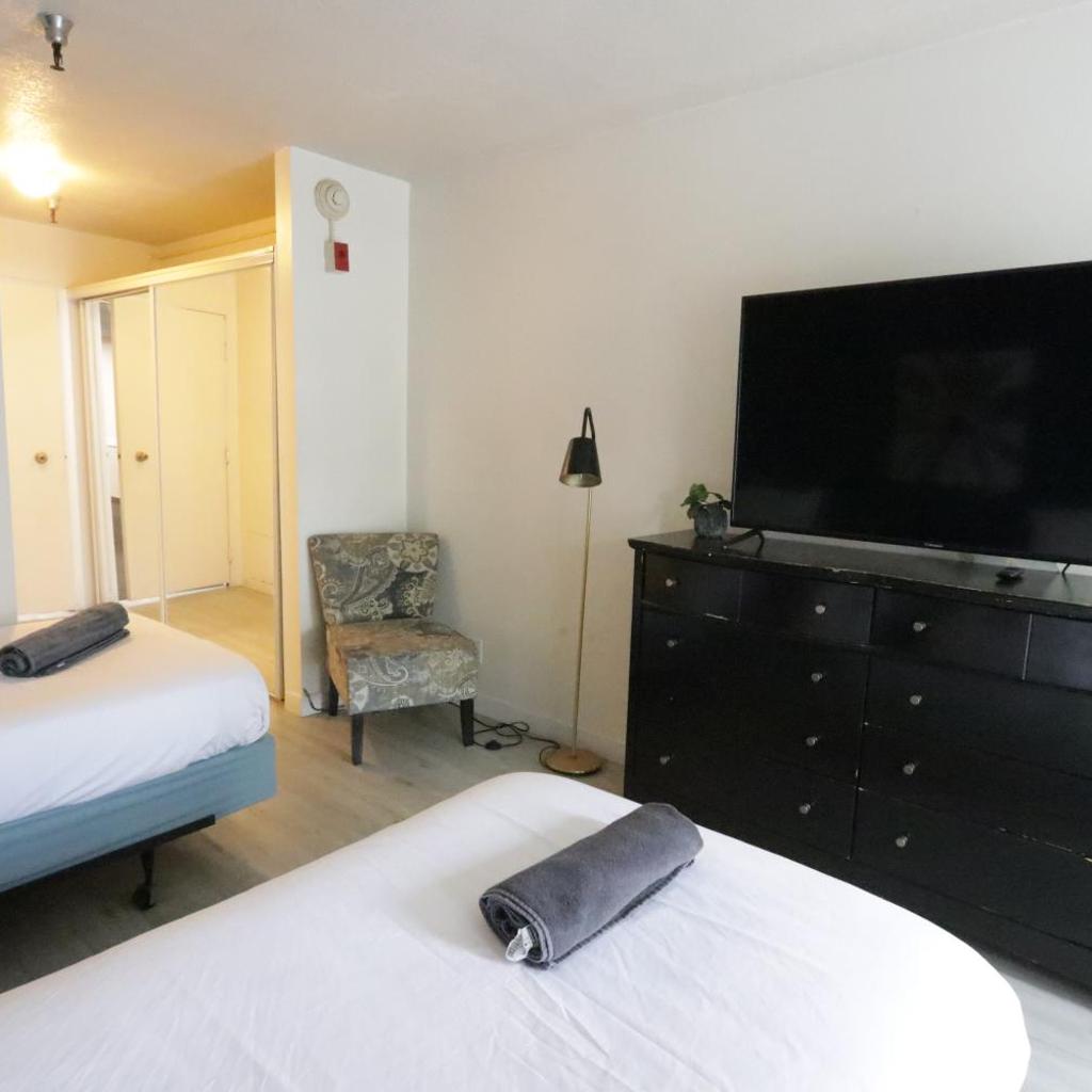 Photograph of 3 beds Apart in Beverly Hills