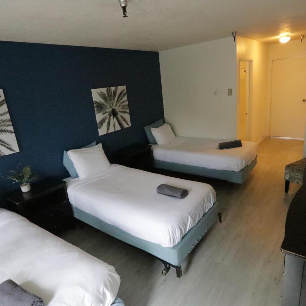 Photograph of 3 beds Apart in Beverly Hills