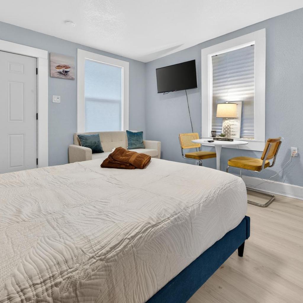 Photograph of Unit 17 Minimalist Comfort Pensacola Studio