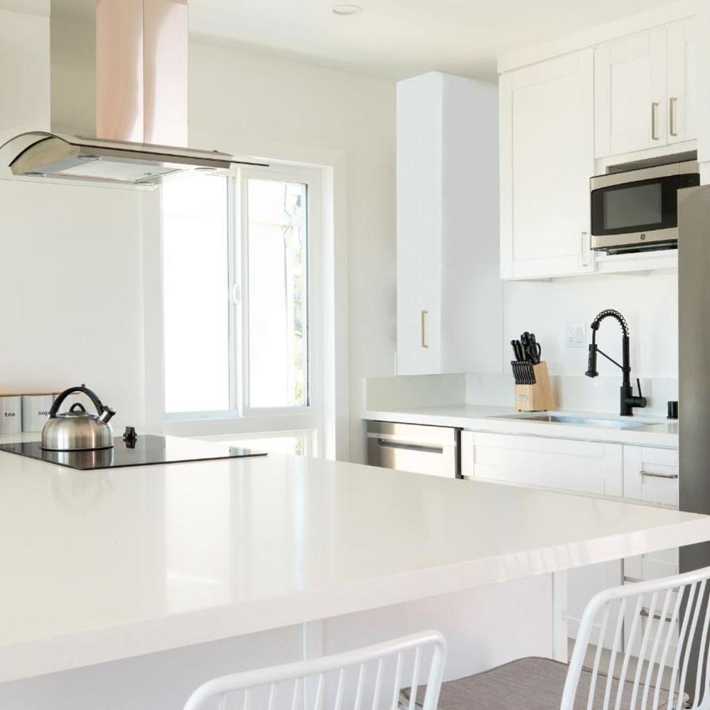 Photograph of Avalon II by AvantStay Chic Stylish San Diego Condo w Vibrant Interiors
