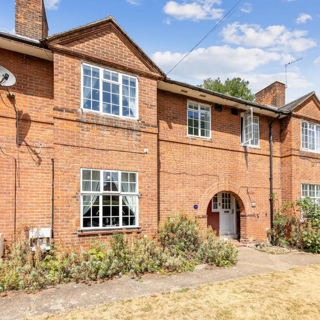 Photograph of Modern and Comfortable Spacious 3 Bedroom House with Large Private Garden