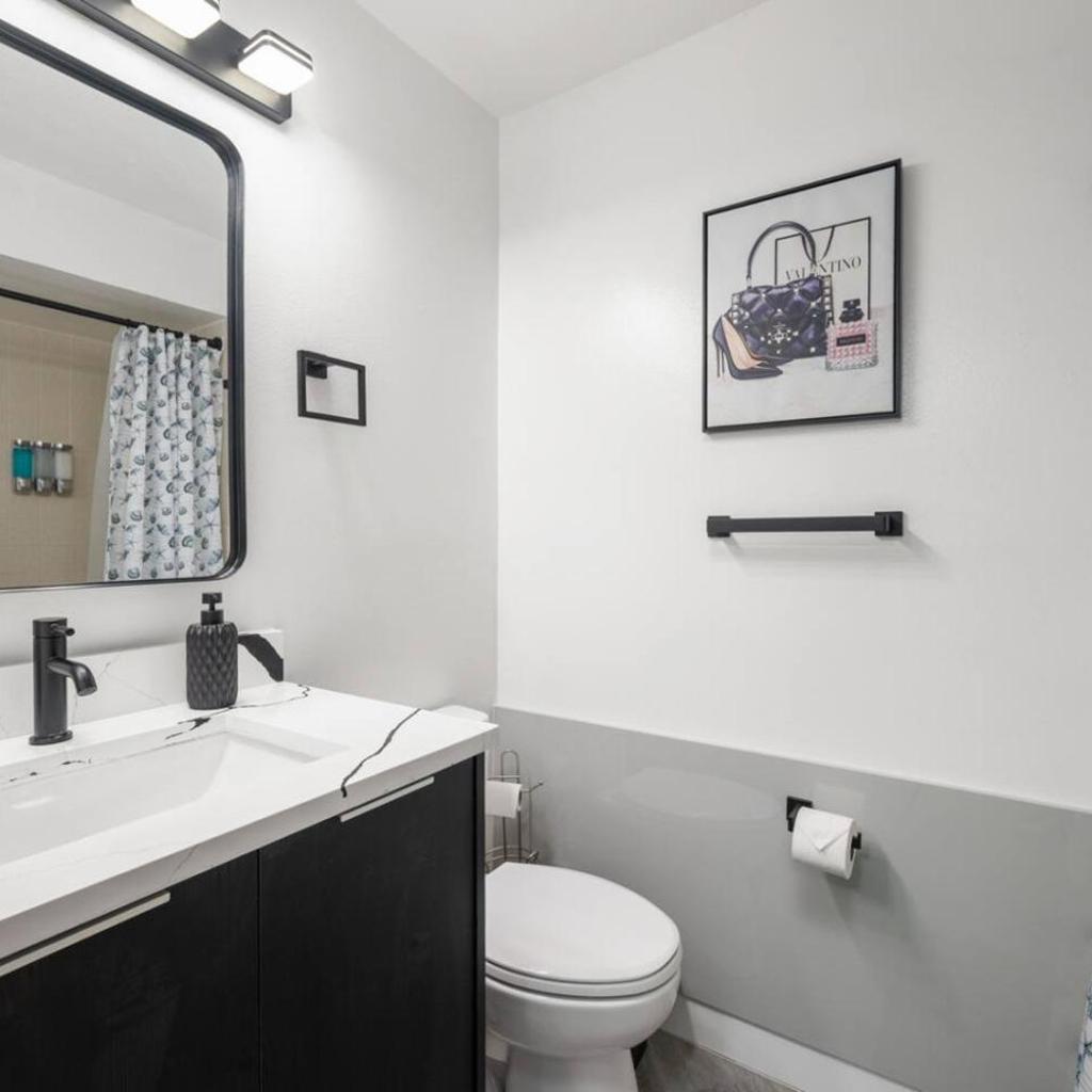 Photograph of Condo with Pool, Gym, Golf, Jacuzzi and Game Areas
