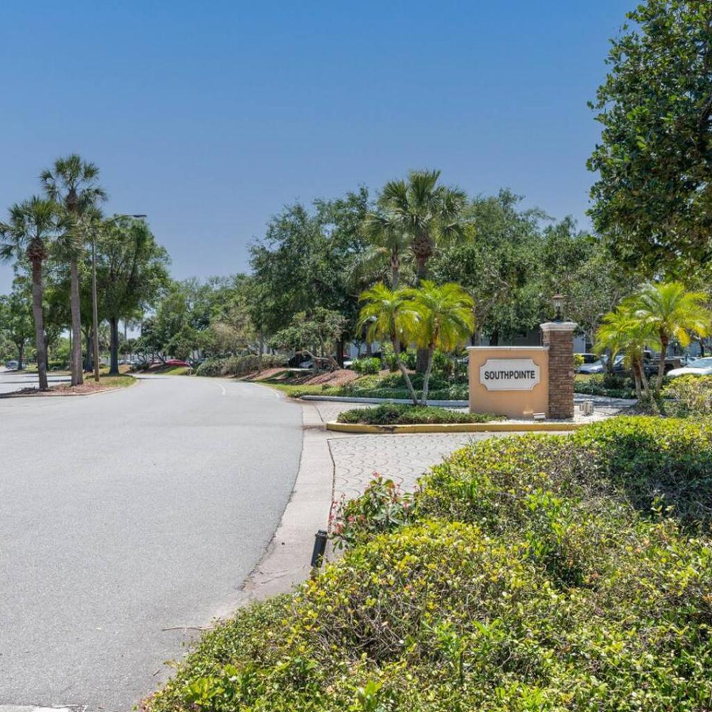 Photograph of Condo with Pool, Gym, Golf, Jacuzzi and Game Areas