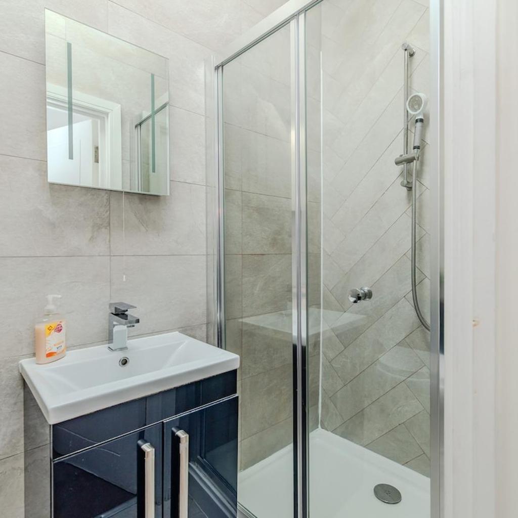 Photograph of Super central 2 Bedrooms Flat Sleep 6