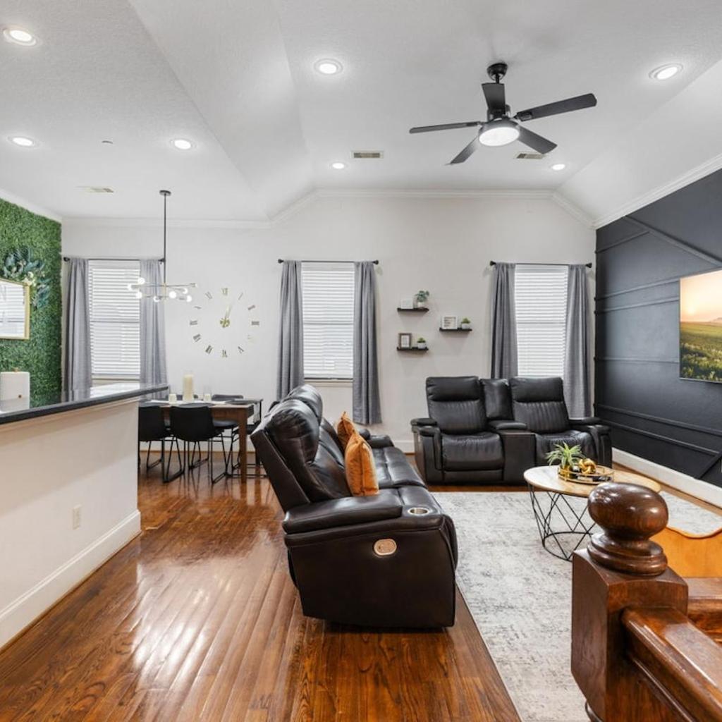 Photograph of Modern Luxury Townhome in Uptown Galleria