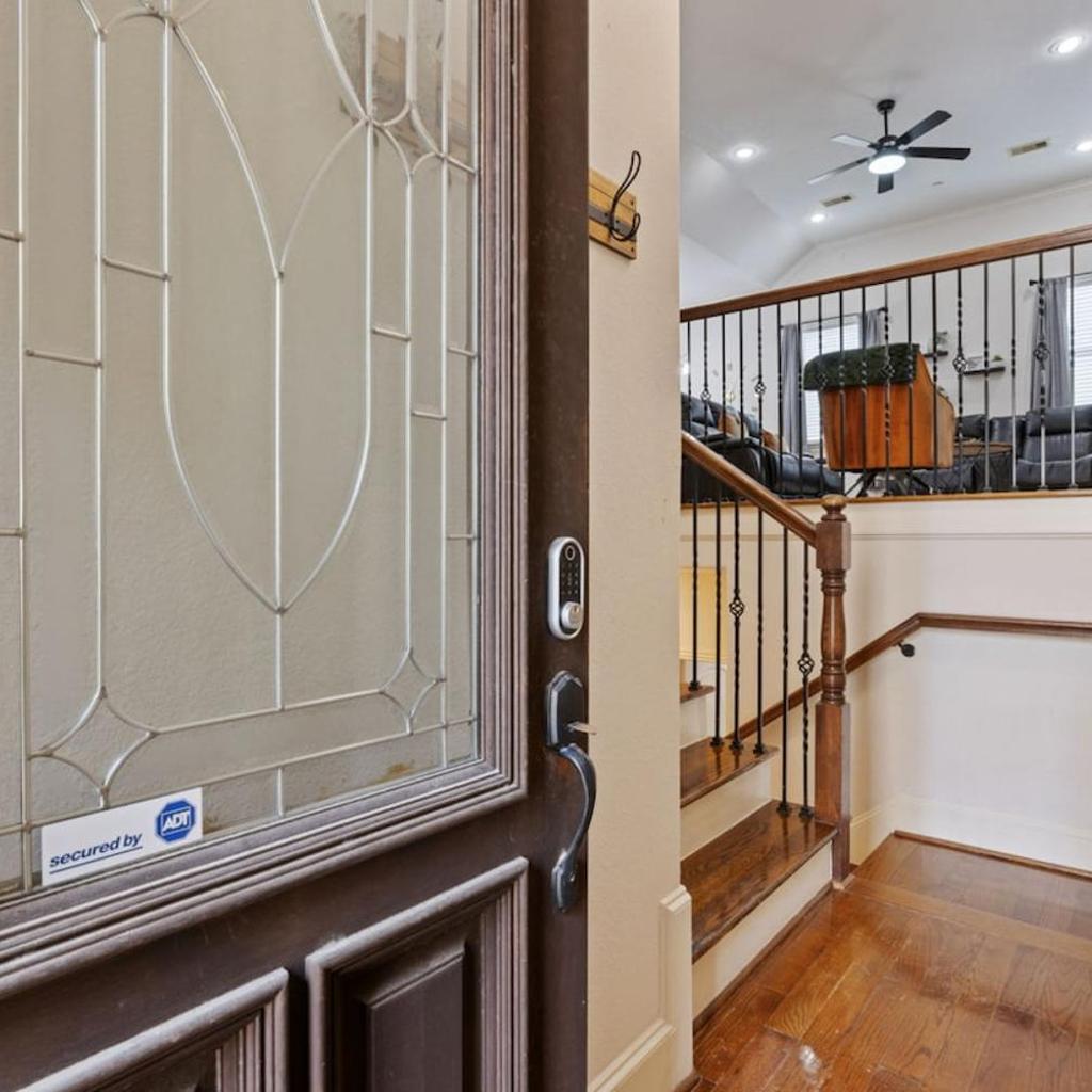 Photograph of Modern Luxury Townhome in Uptown Galleria