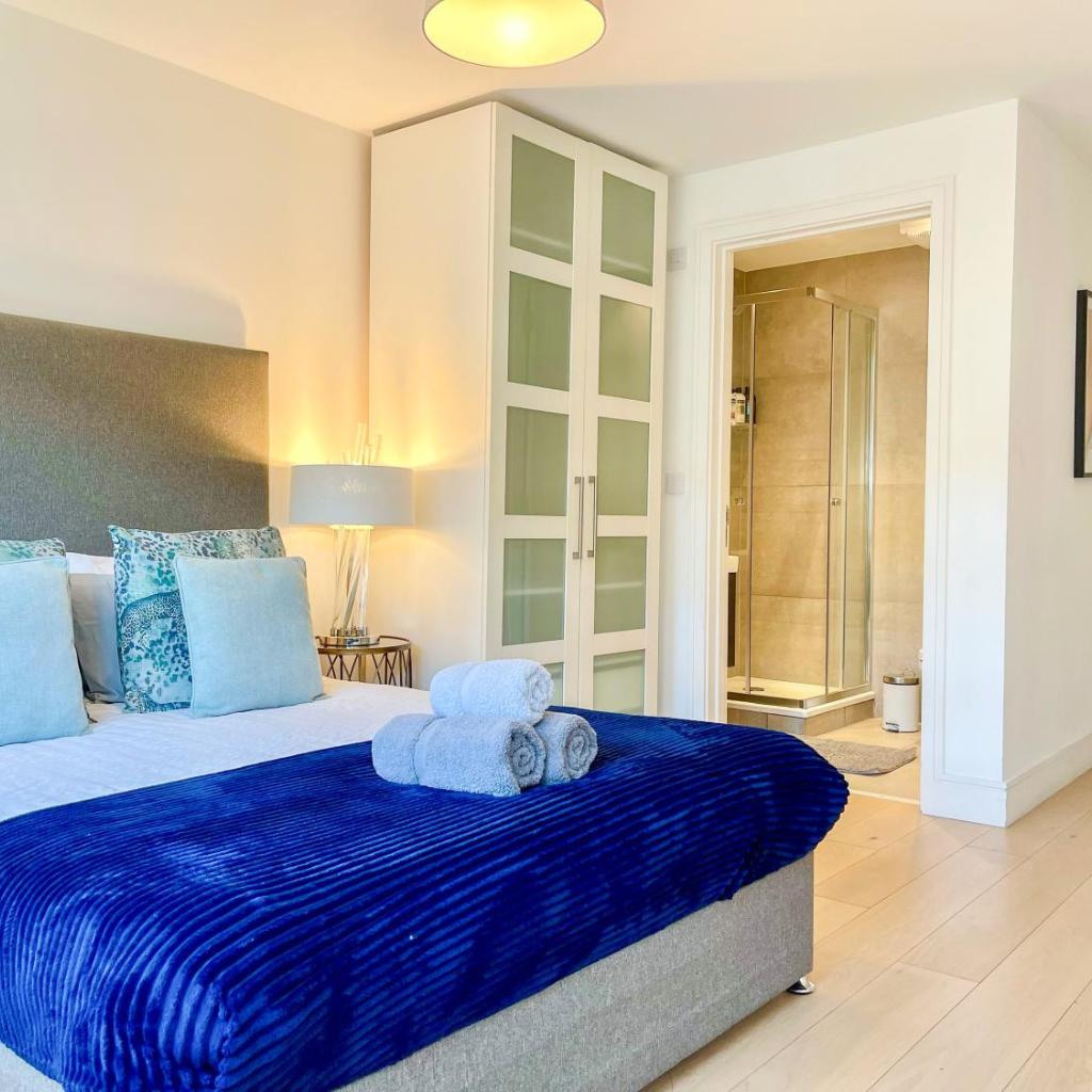 Photograph of 3-BDR with Balcony and 7 AC Studio Apartments in Marylebone near Regents Park & Baker St by Staylio London