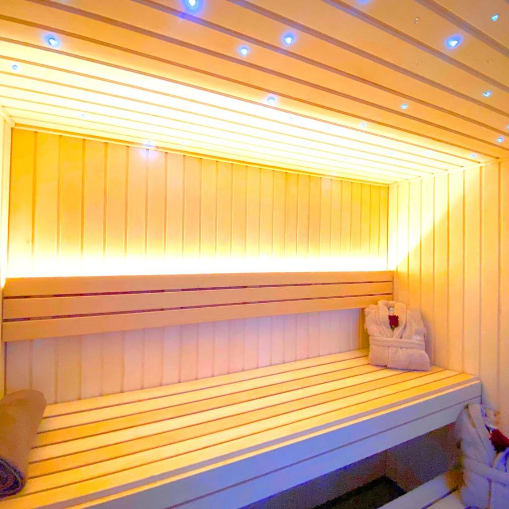 Brit Hotel Piscine & Spa - Fougères — 