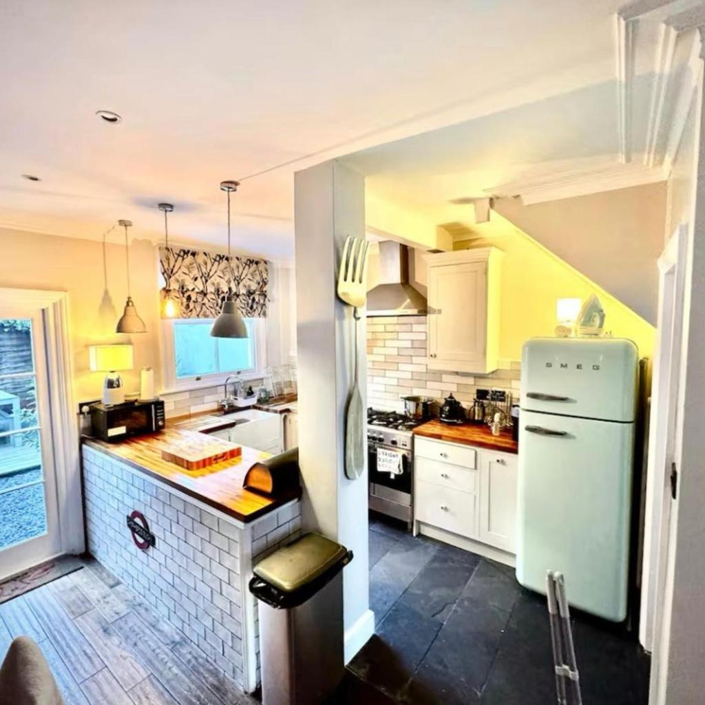 Photograph of Shepherds Bush W12 Magical Townhouse nr Westfield