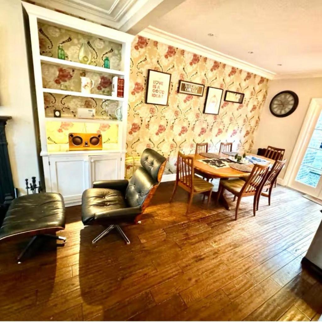 Photograph of Shepherds Bush W12 Magical Townhouse nr Westfield