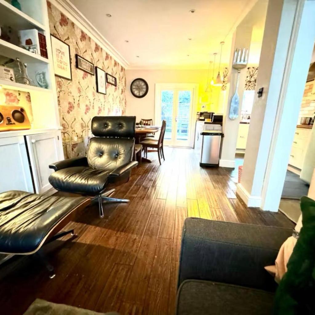 Photograph of Shepherds Bush W12 Magical Townhouse nr Westfield