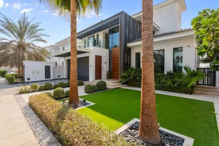 Premium 4 BR Villa in Palm Jumeirah w Private Pool
