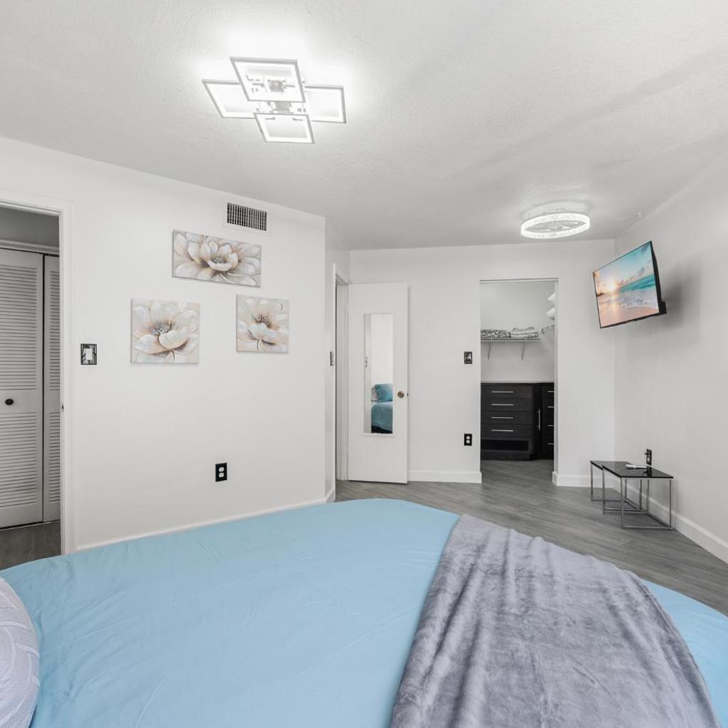Photograph of Condo with Pool, Gym, Golf, Jacuzzi and Game Areas