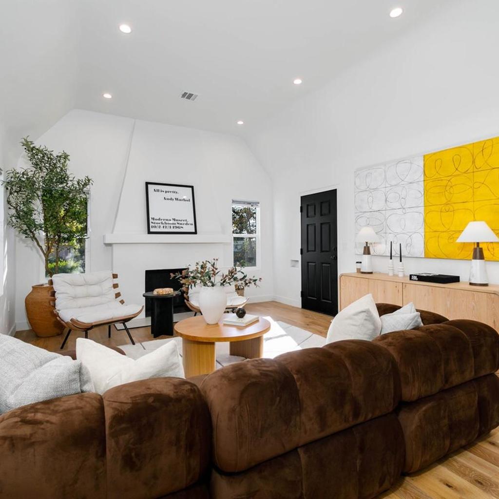 Photograph of Modern Mid-Wilshire Escape Prime Spot