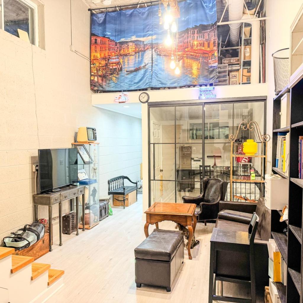 Photograph of Comfort West Urban Chicago loft house