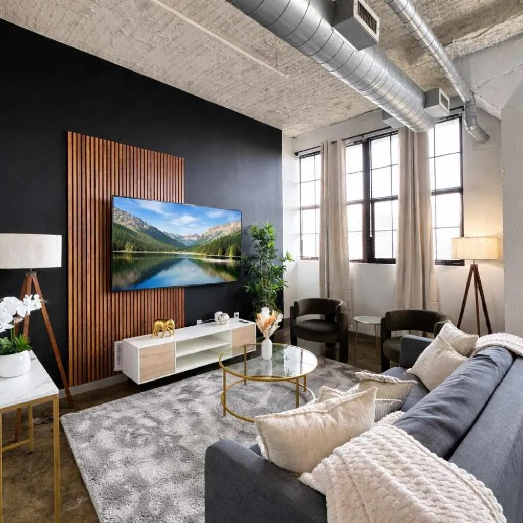2BR Central KC Stay - Pet Friendly Rooftop & Gym
