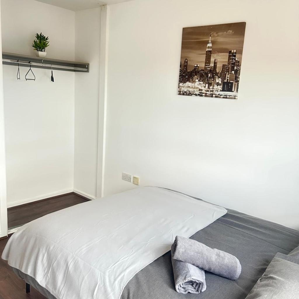 Photograph of Comfortable 2-Bedroom Flat close Etihad and Coop Live
