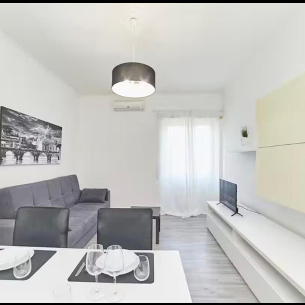Photograph of Metro Roma Home