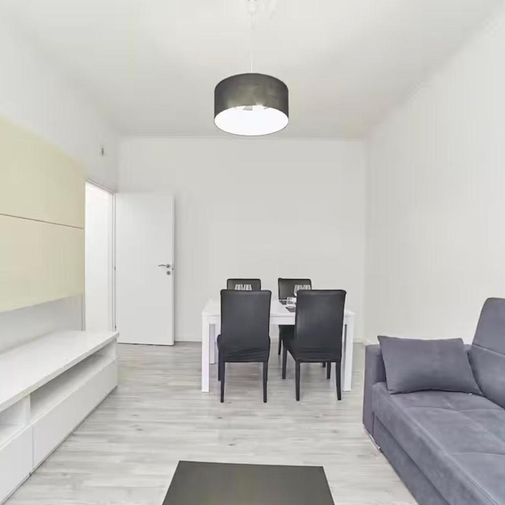 Photograph of Metro Roma Home