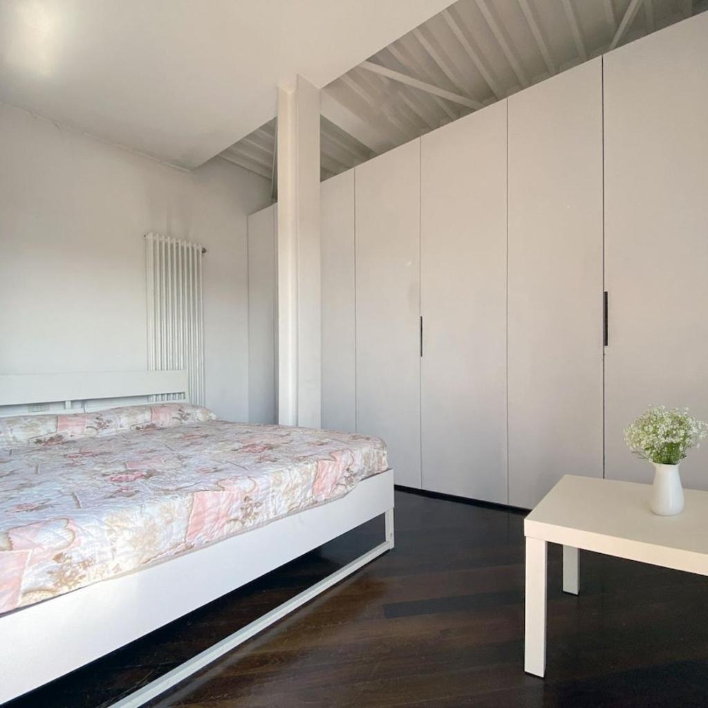 Photograph of Bright studio apartment with balcony near the Central Station