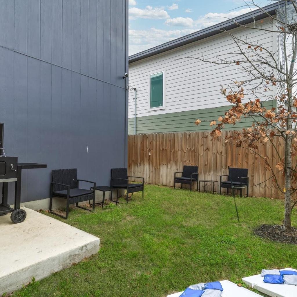 Photograph of SA Modern Home Nr River Walk DT BBQ Yard Games