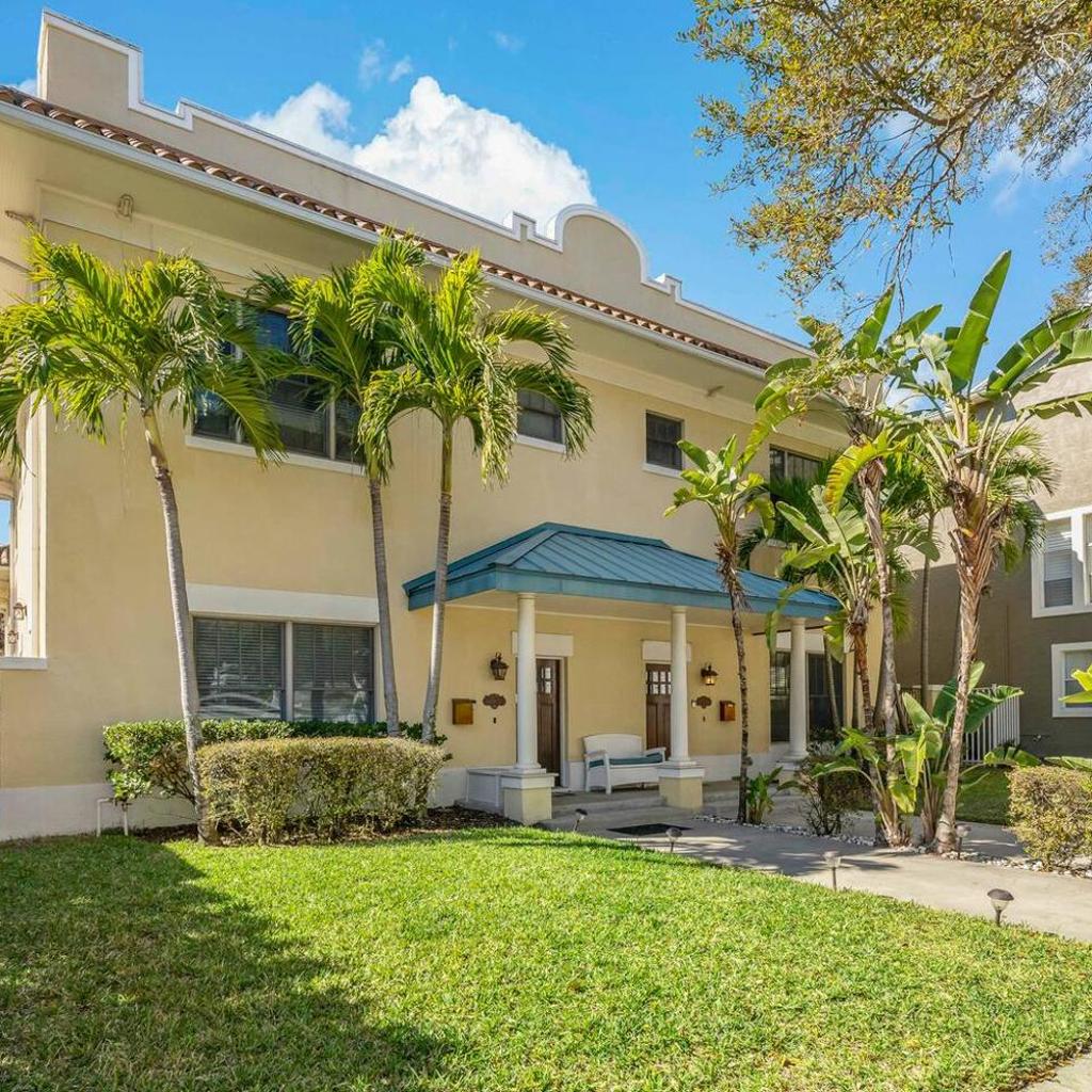 Photograph of Hyde Park Luxe Townhouse + Private Apartment