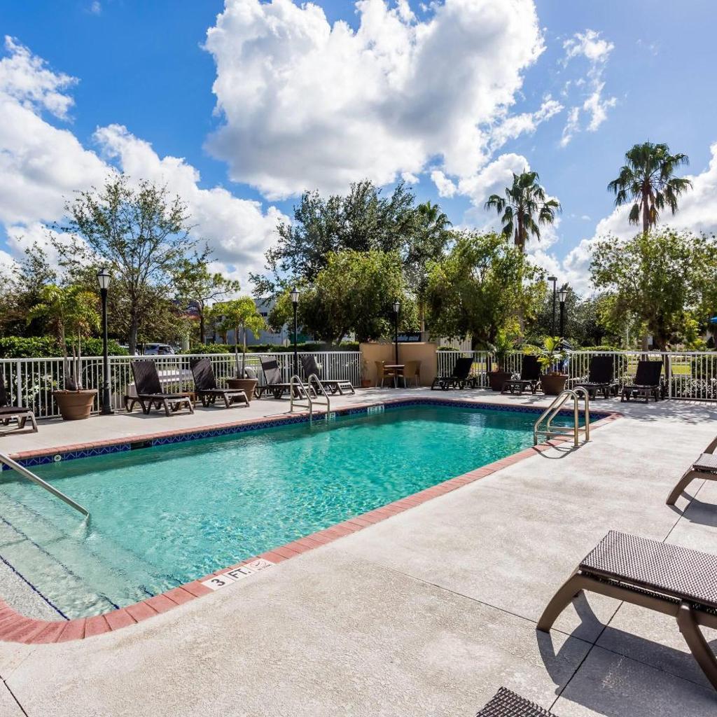 Photograph of Baymont Inn & Suites by Wyndham Fort Myers I-75
