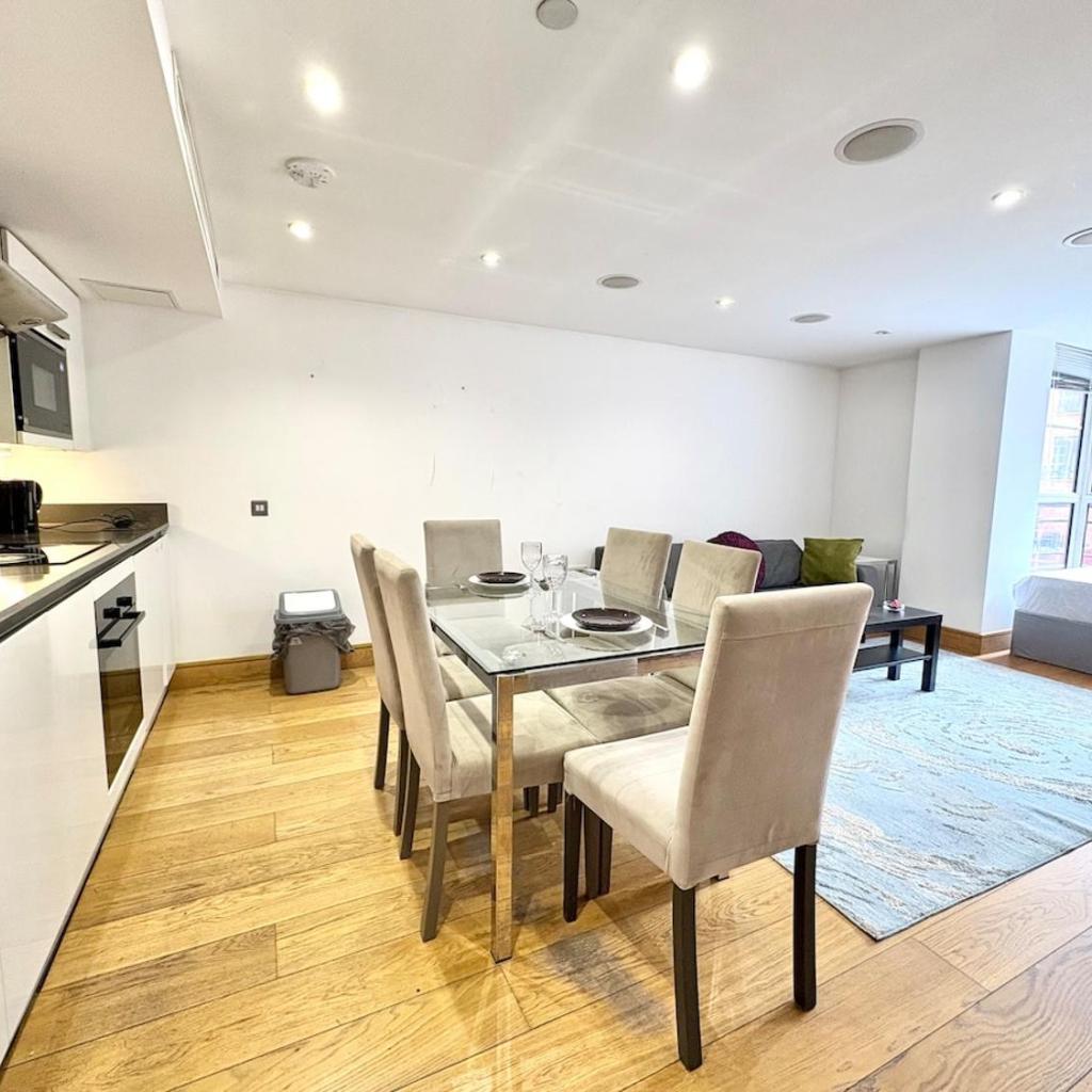 Photograph of Marylebone 3 Bedroom Apartment with Lift Access