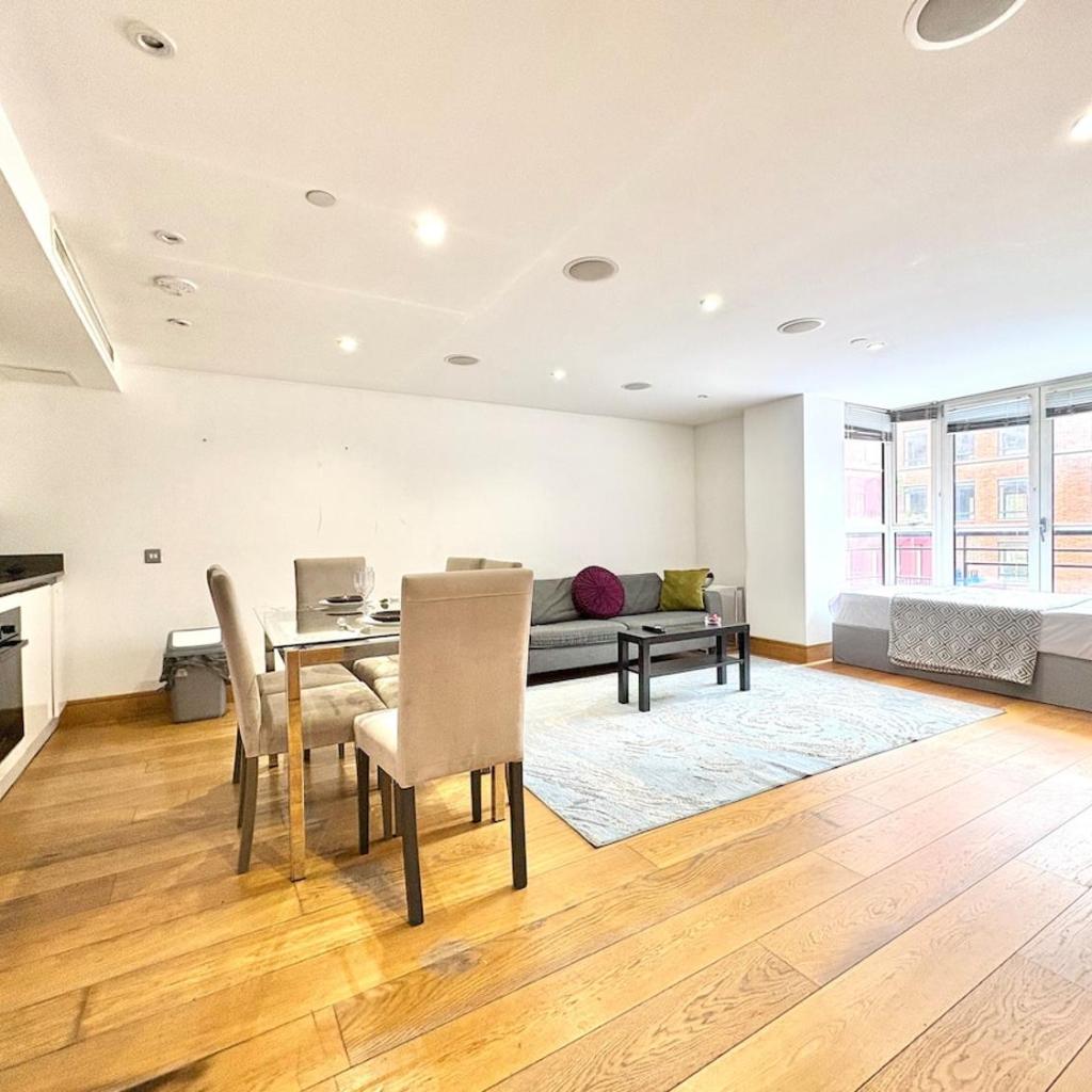 Photograph of Marylebone 3 Bedroom Apartment with Lift Access