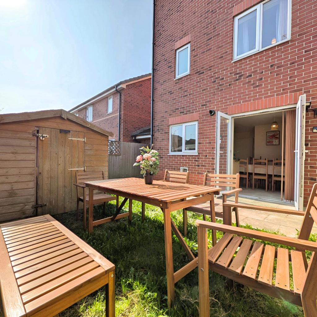 Photograph of Spacious 4BR Home Near Central Liverpool Parking