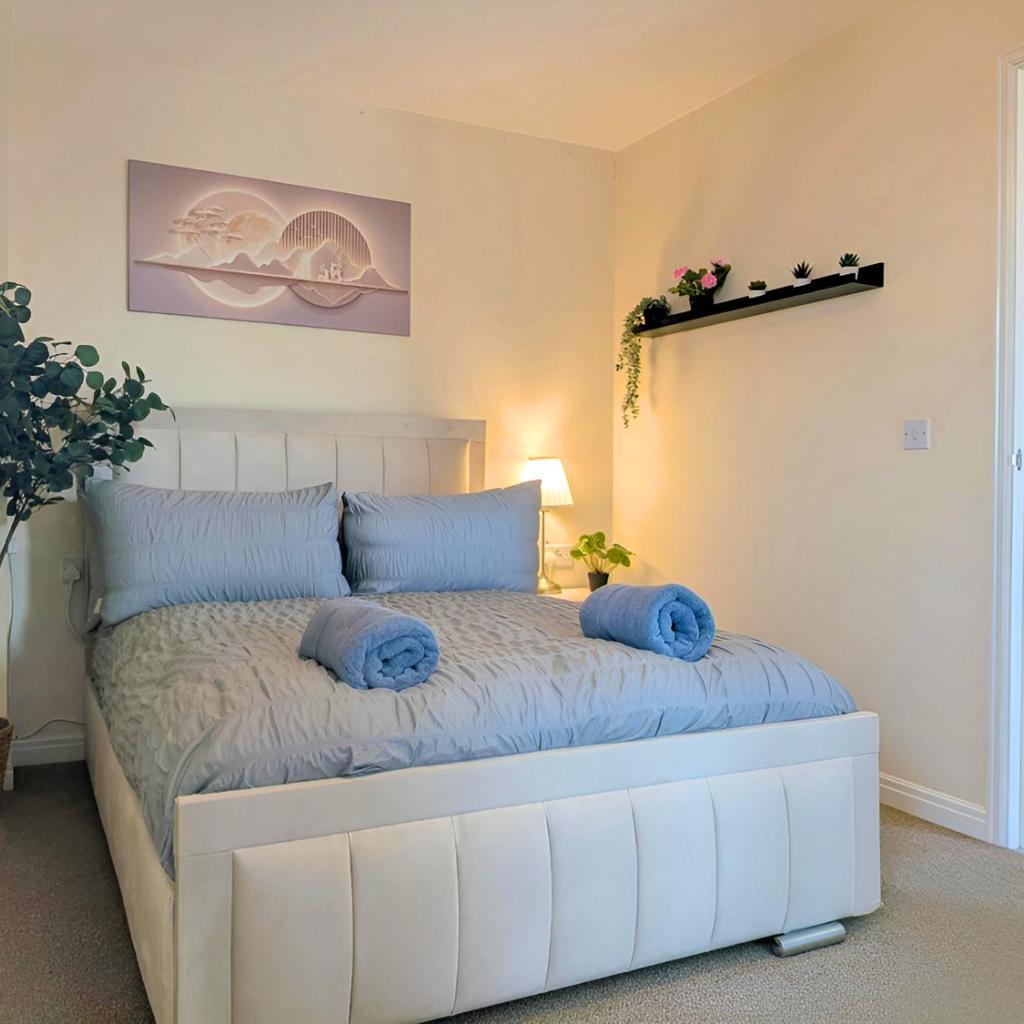 Photograph of Spacious 4BR Home Near Central Liverpool Parking