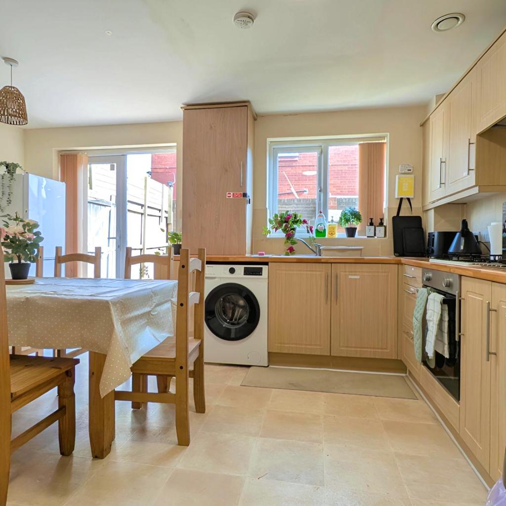 Photograph of Spacious 4BR Home Near Central Liverpool Parking