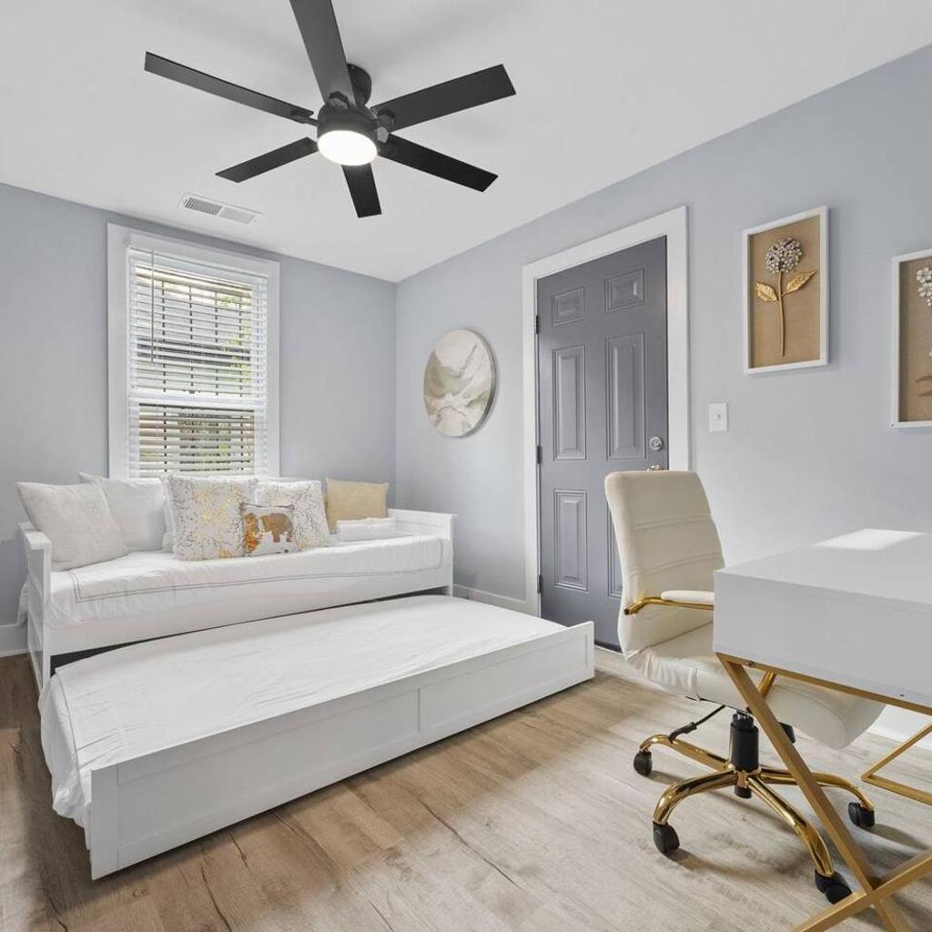 Photograph of BeltLine & Lee+White | Near Stadium Duplex