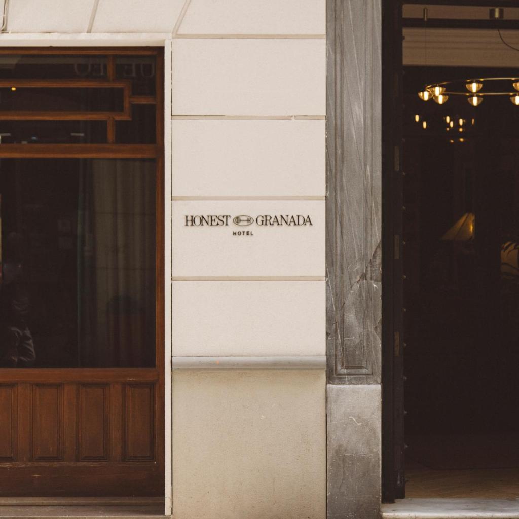 Honest Granada Hotel — 
