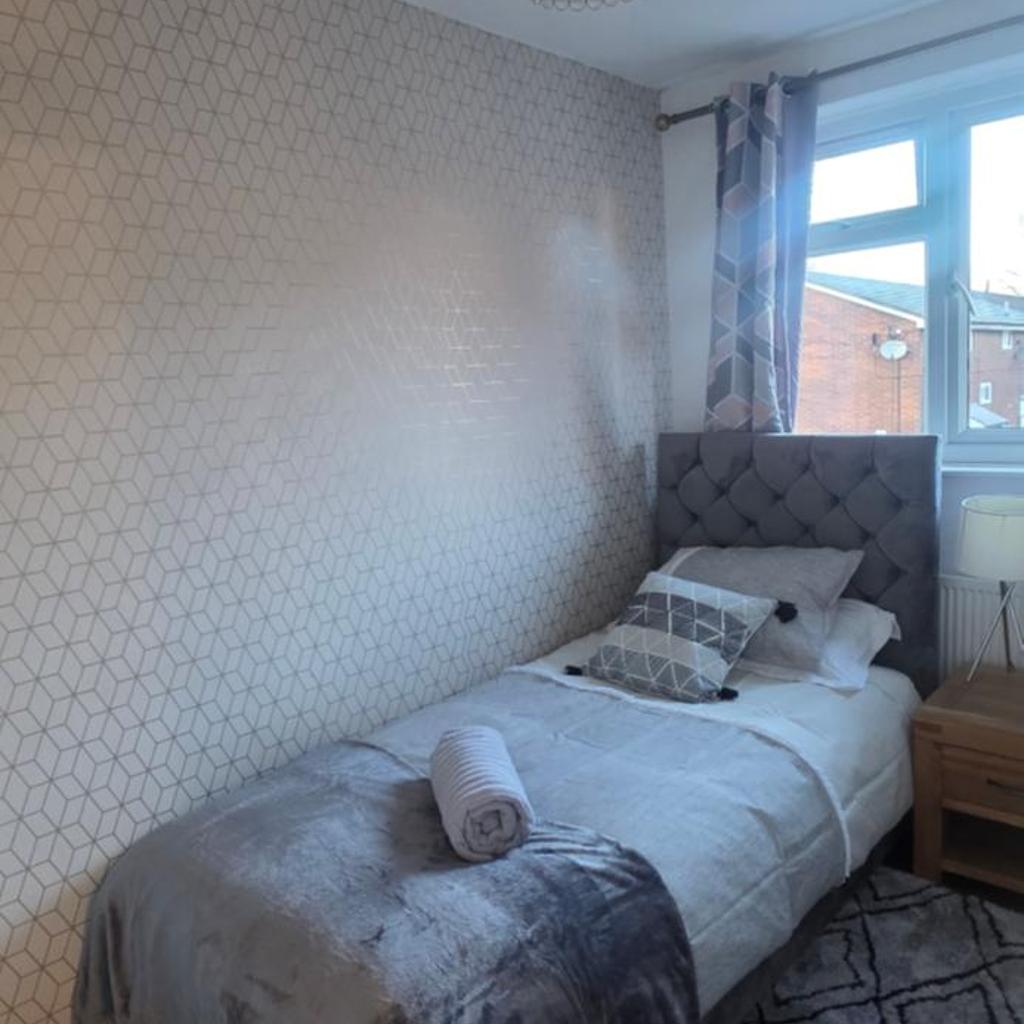 Photograph of Casa Havilah - Contractor House Manchester Sleeps 4 Parking