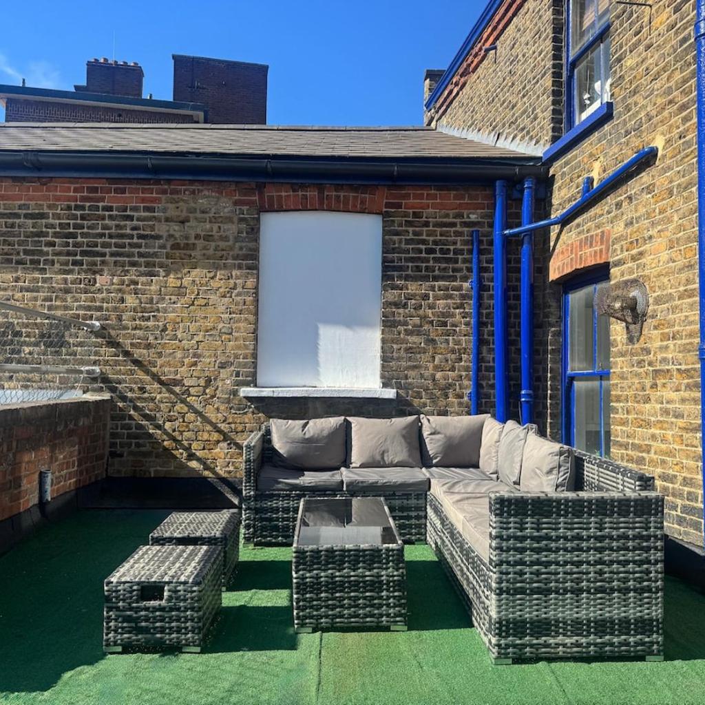 Photograph of Spacious 2 Bedroom Flat with 85 inch TV, PS5, Pool Table, Terrace