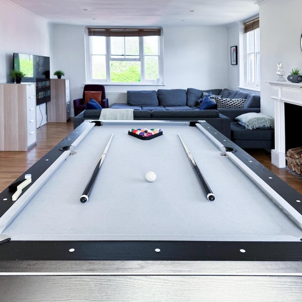 Photograph of Spacious 2 Bedroom Flat with 85 inch TV, PS5, Pool Table, Terrace