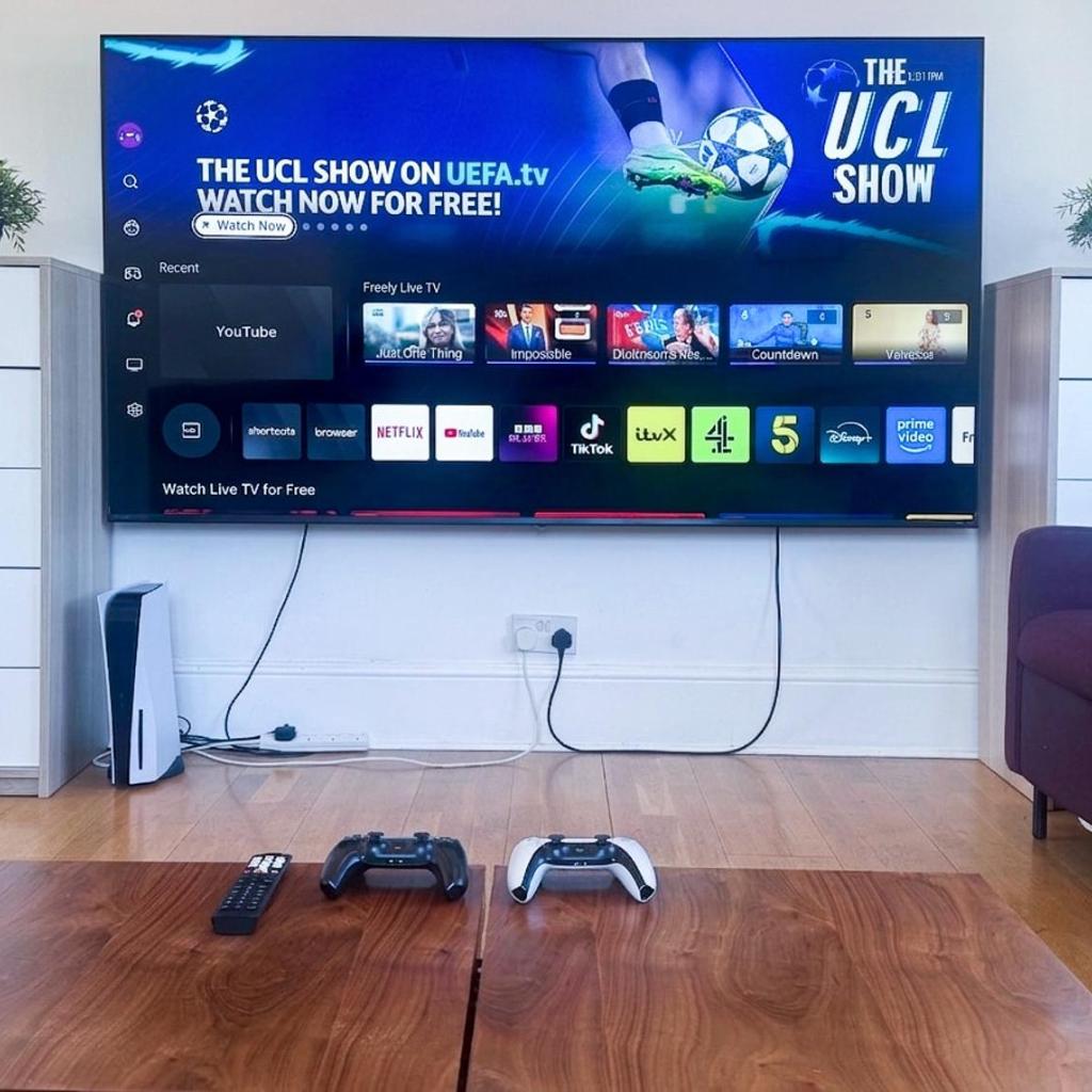 Photograph of Spacious 2 Bedroom Flat with 85 inch TV, PS5, Pool Table, Terrace