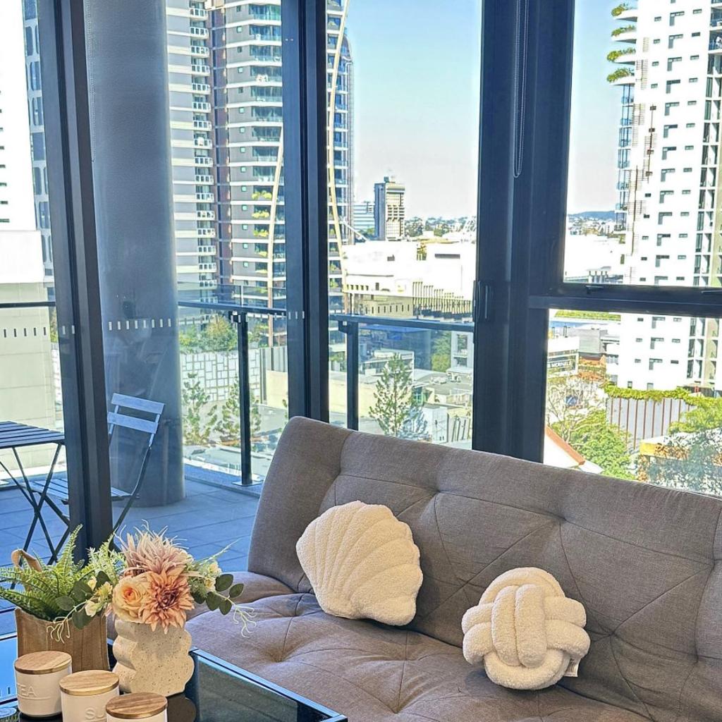 Photograph of Modern Vibrant - 1 BR Apt Pool Gym Sauna