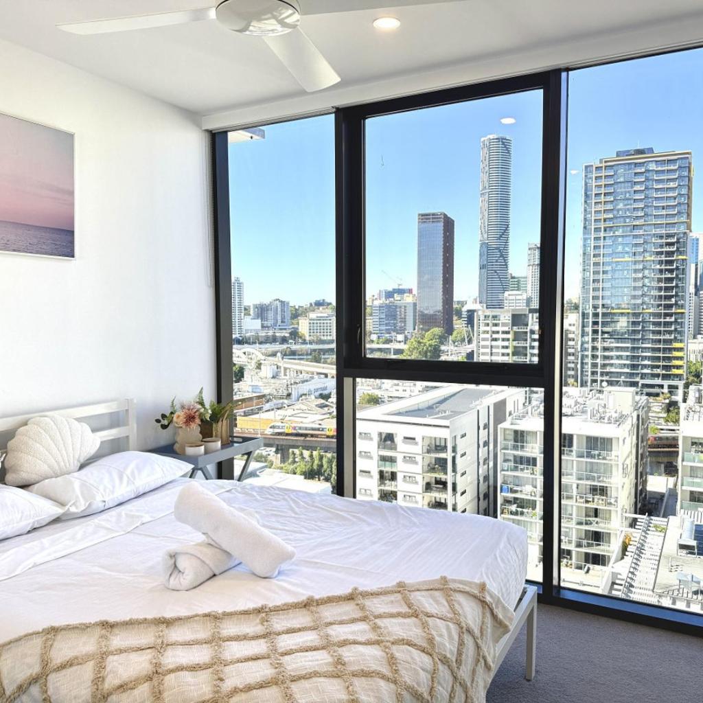 Photograph of Modern Vibrant - 1 BR Apt Pool Gym Sauna