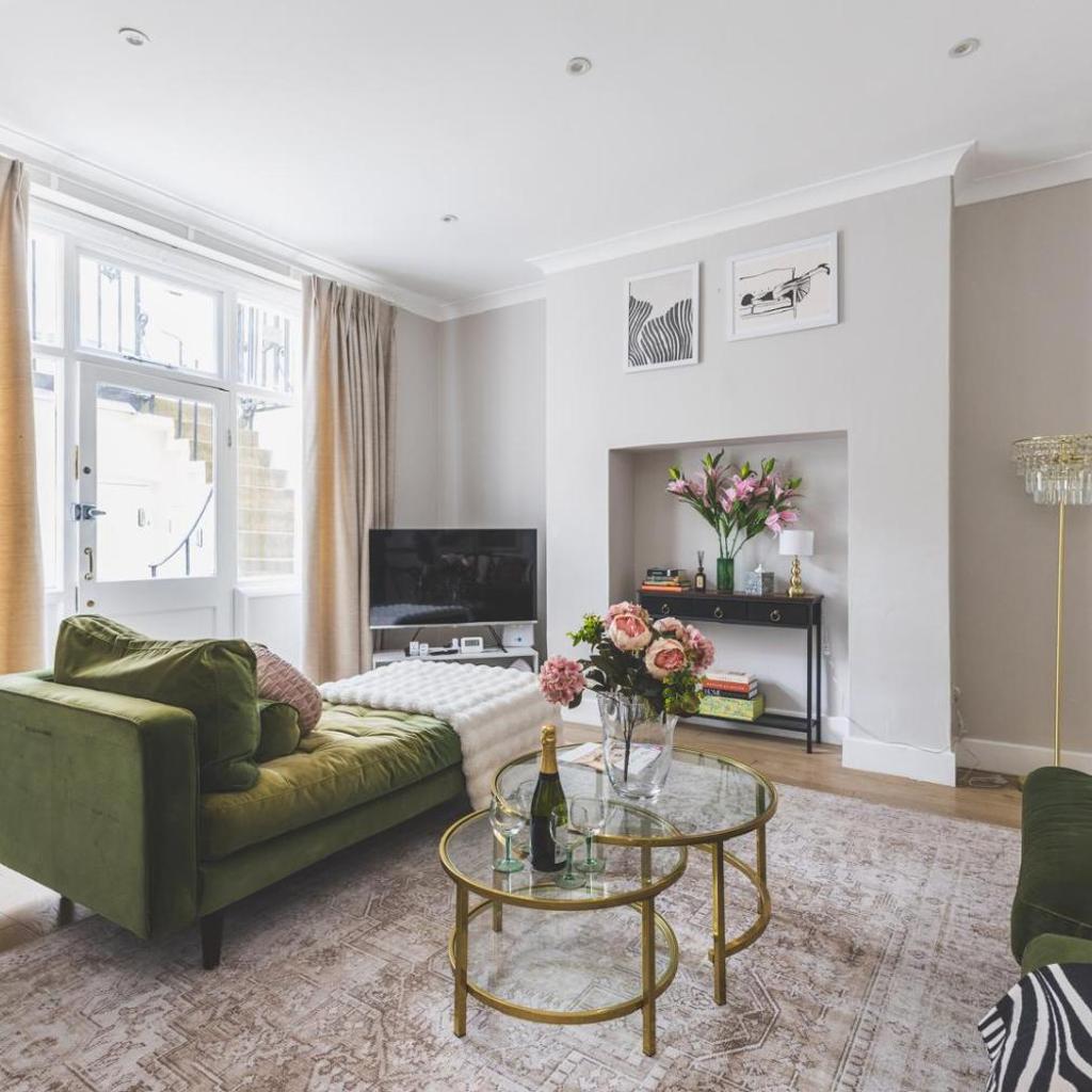 Photograph of Kensington Gardens Sq, Private Entry & Patio, 2 BD
