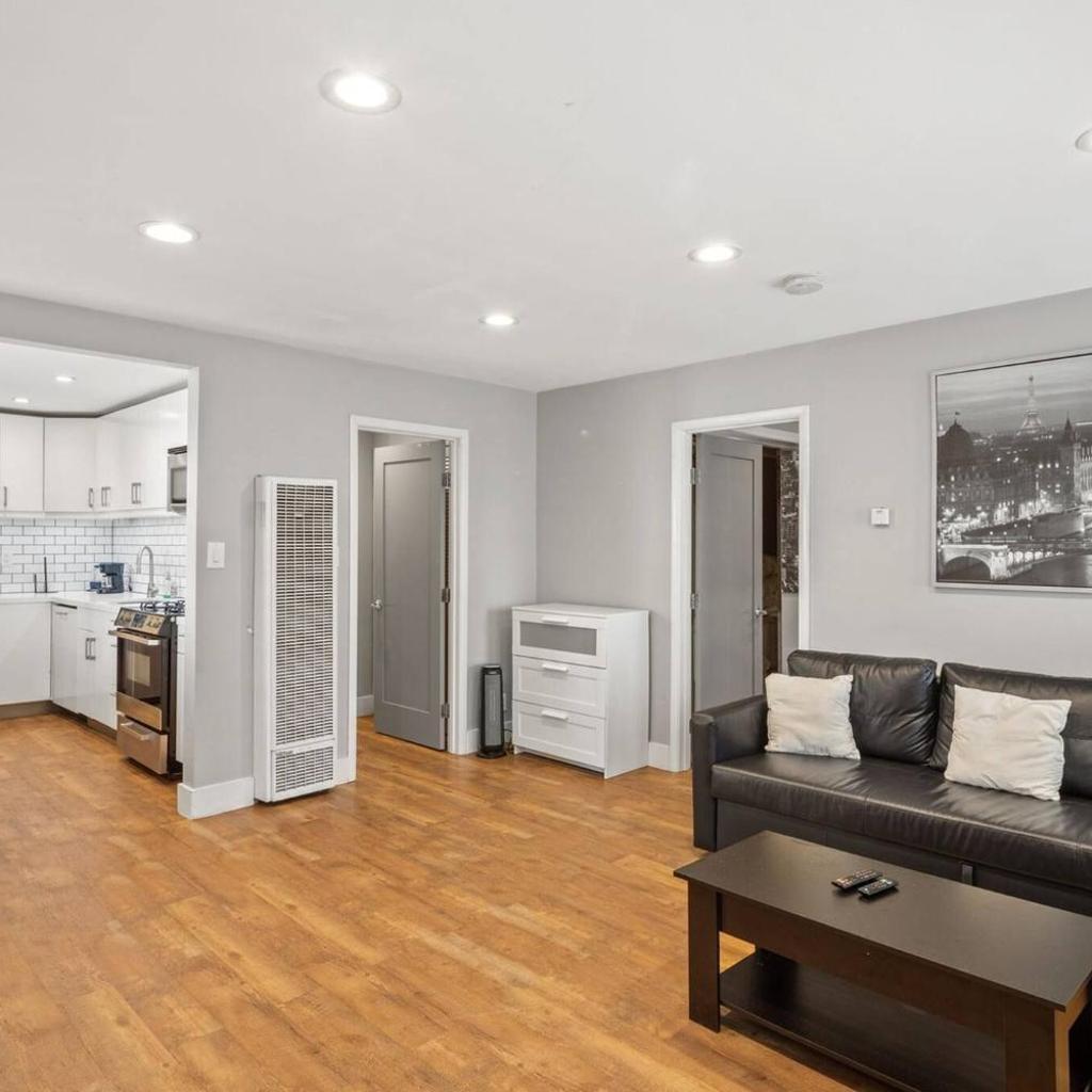 Photograph of Serene 2-Bedroom Venice Apartment with Private Entrance