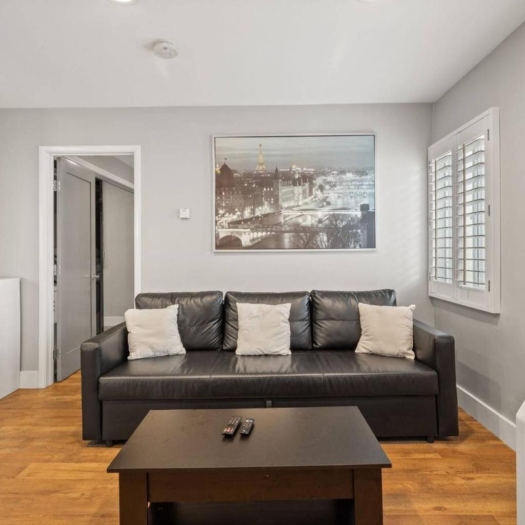 Photograph of Serene 2-Bedroom Venice Apartment with Private Entrance