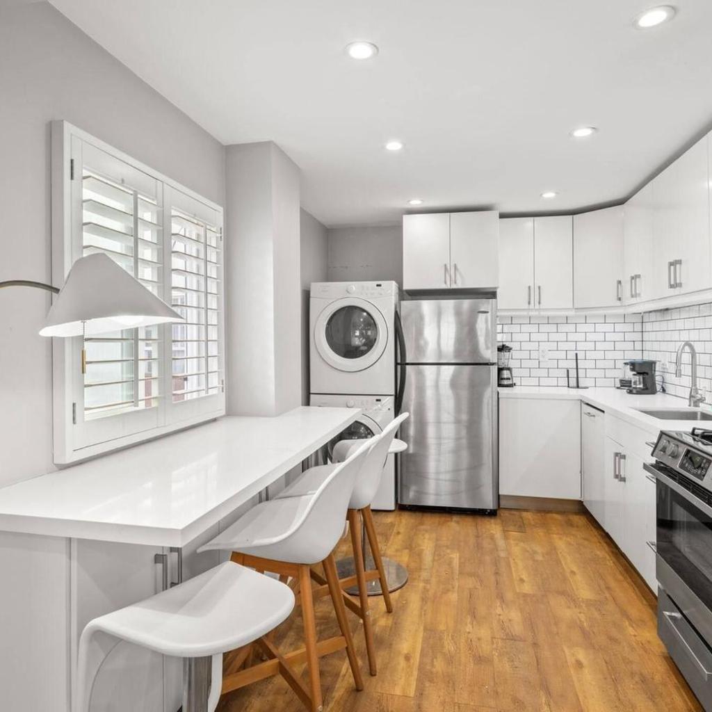 Photograph of Serene 2-Bedroom Venice Apartment with Private Entrance